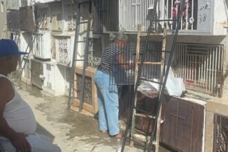 “Desde que murió mi madre no tengo paz”: hermanas honran entre lágrimas en el cementerio de Santiago - Noticias de hoy en República Dominicana | De Último Minuto