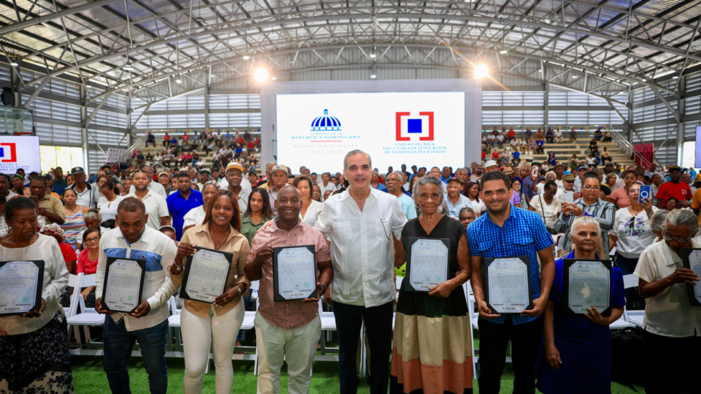 El presidente Abinader indicó que con la entrega de 1,500 certificados de títulos este domingo continúa avanzando el proceso de titulación en Domingo Savio, al recordar que aún faltan nuevas etapas y otros sectores de la circunscripción 3 del Distrito Nacional donde el Gobierno proyecta entregar miles de documentos de propiedad.